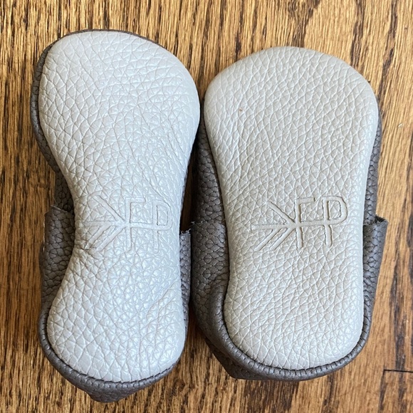 Charcoal grey leather Freshly Picked moccasins, size 2. New without tags. - Picture 7 of 9